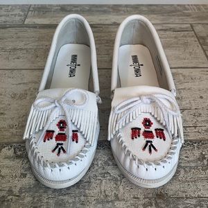 Minnetonka Moccasins White Leather with beaded Thunderbird design Size 8